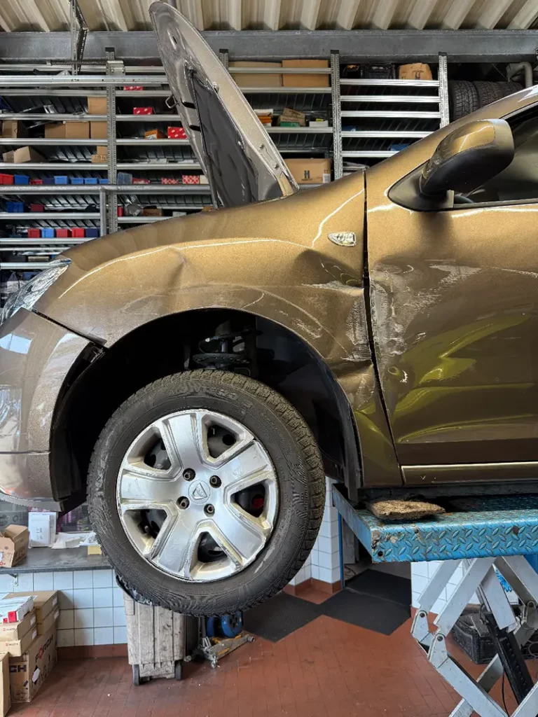 Ein Unfall-Fahrzeug im Büro mit Prüfstand bei KFZ Gutachter LG