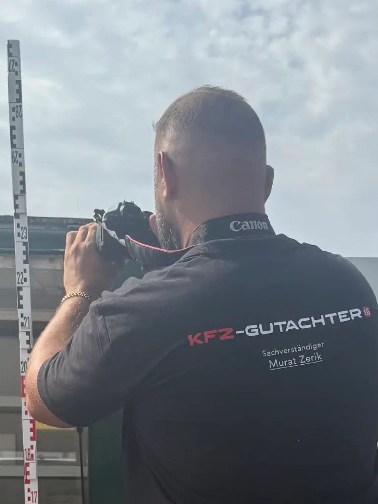 KFZ Gutachter Lüneburg - Murat Zerik bei einer Schadendokumentation