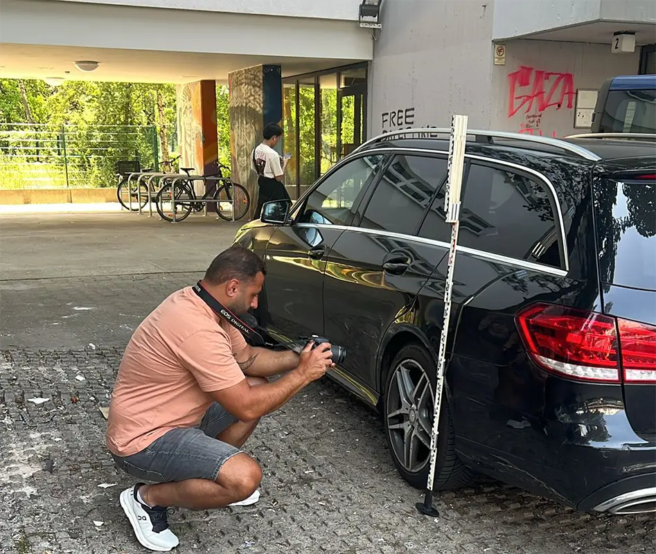 Murat Zerik dokumentiert einen Schaden für ein Schadengutachten
