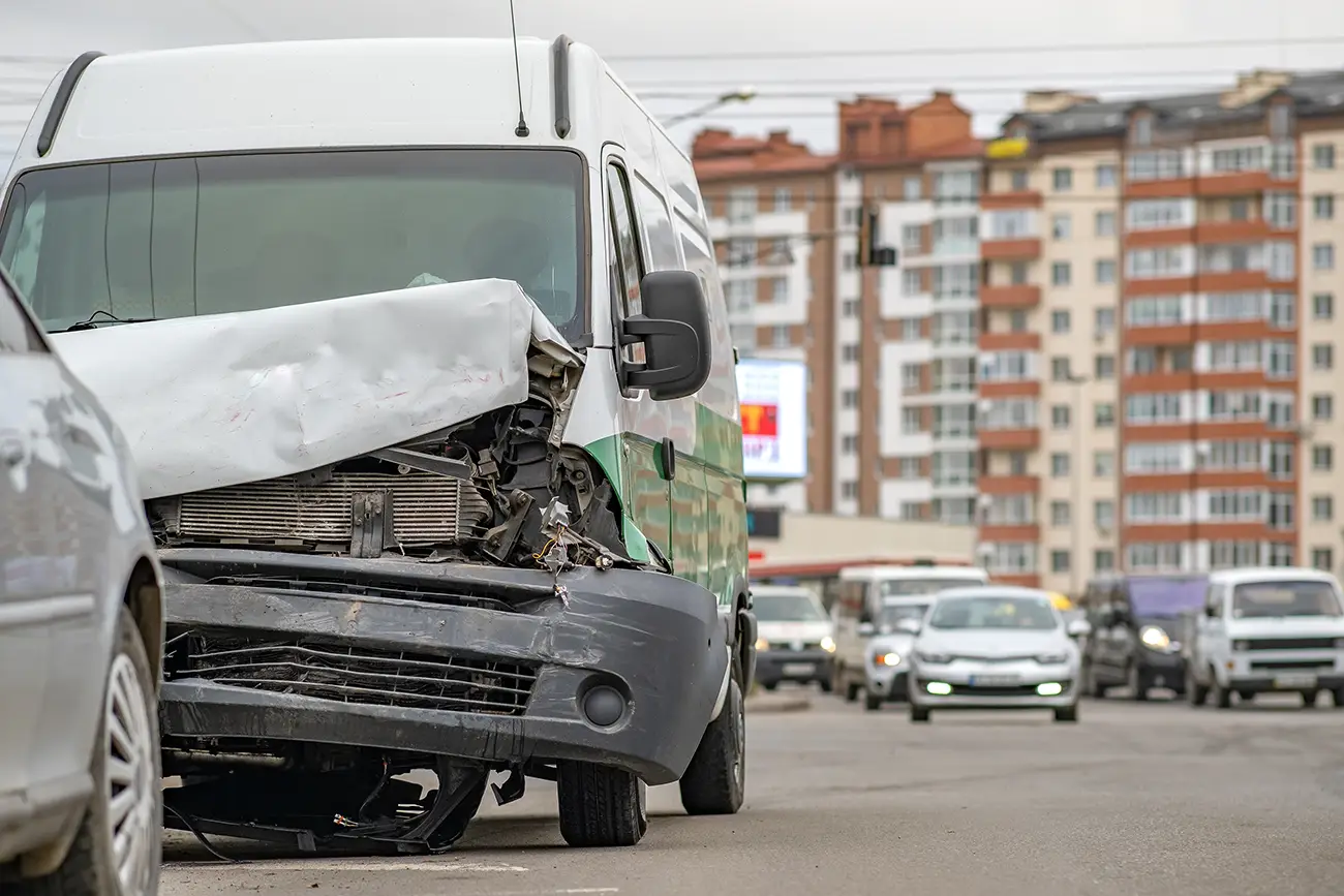 Transporter nach einem Auffahrunfall, der ein Nutzfahrzeuggutachten benötigt