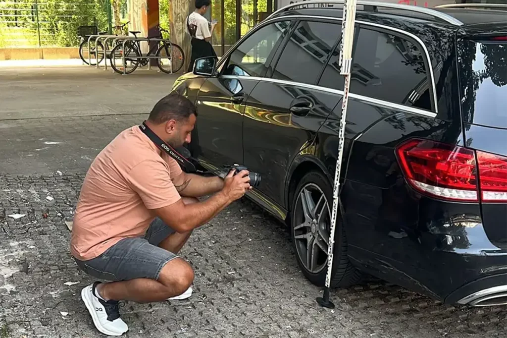 Murat Zerik dokumentiert einen Schaden für ein Schadengutachten