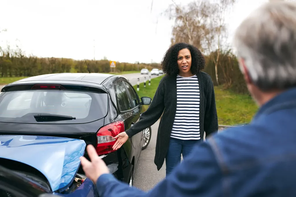 Frau benötigt ein Unfallgutachter nachdem ihr jemand hinten drauf gefahren ist