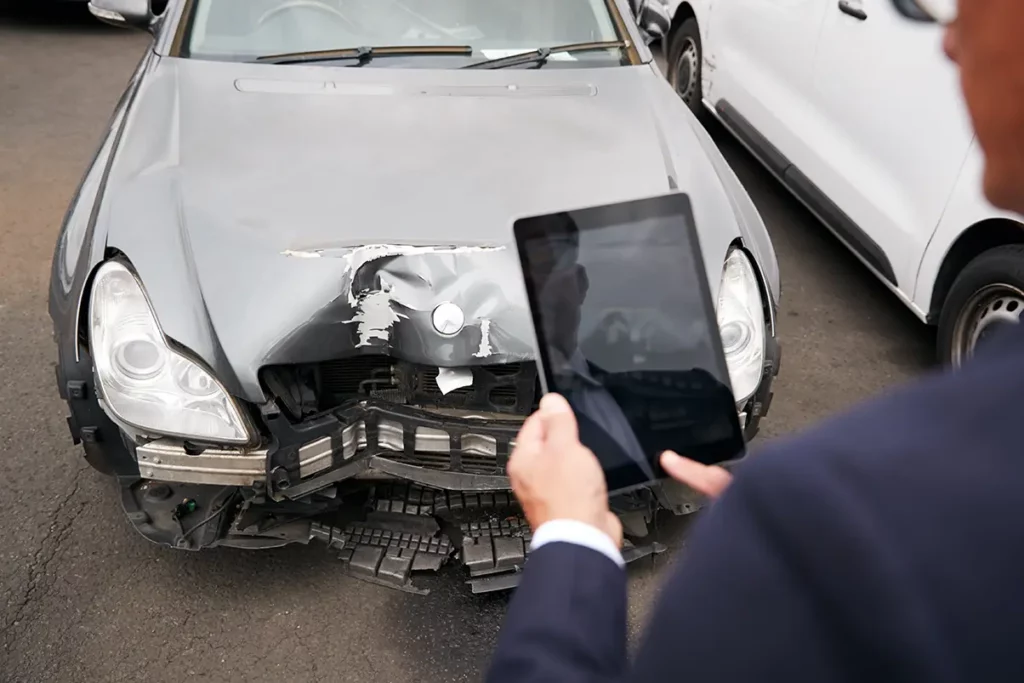 Dokumentation eines Unfallschadens im Rahmen eines Unfallgutachtens